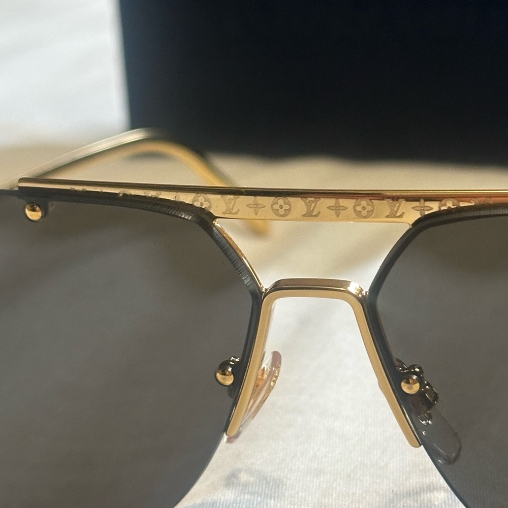 Louis Vuitton Gold and Black Aviator Sunglasses for Men’s - Picture 10 of 14